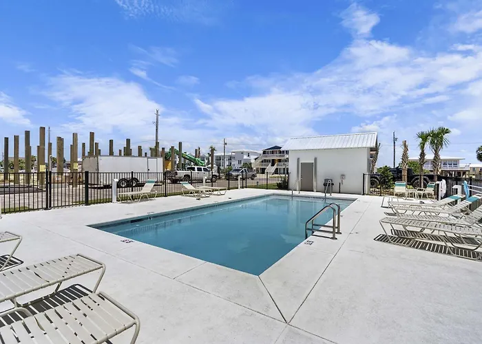 Inviting With Shared Pool Balcony Full Kitchen Ac & W&d