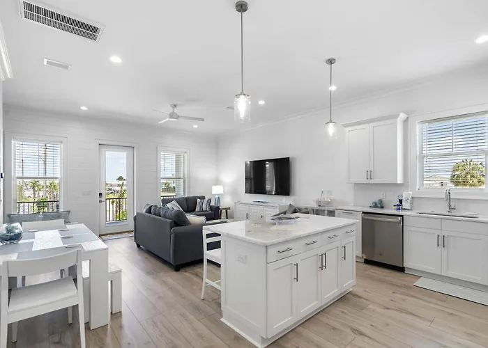 Inviting With Shared Pool Balcony Full Kitchen Ac & W&d Holiday home *