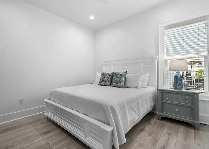 Inviting With Shared Pool Balcony Full Kitchen Ac & W&d *