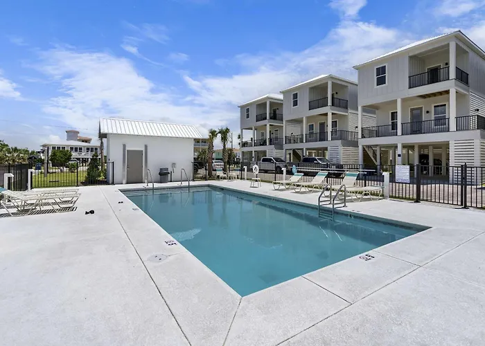 Inviting With Shared Pool Balcony Full Kitchen Ac & W&d Holiday home Gulf Shores